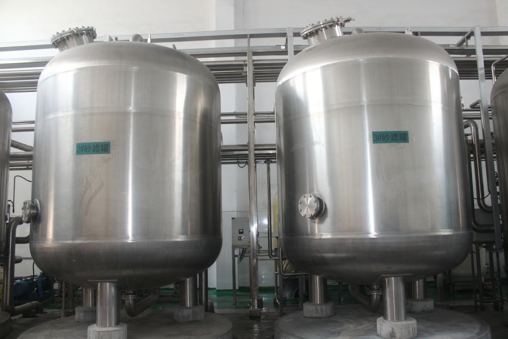 廣(guang)州(zhou)某某啤酒100噸過(guo)濾(lv)輭(ruan)化(hua)水工程(cheng)