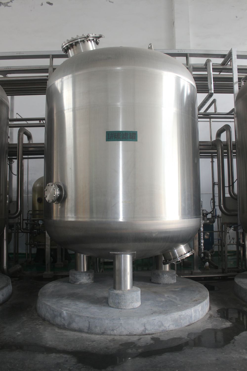 廣(guang)州某(mou)某(mou)啤酒100噸過(guo)濾輭(ruan)化水工程(cheng)
